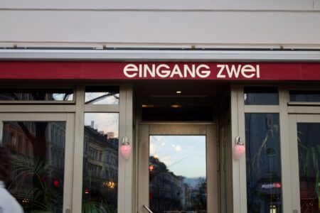 Eingang Zwei Bar Restaurant-Gutschein